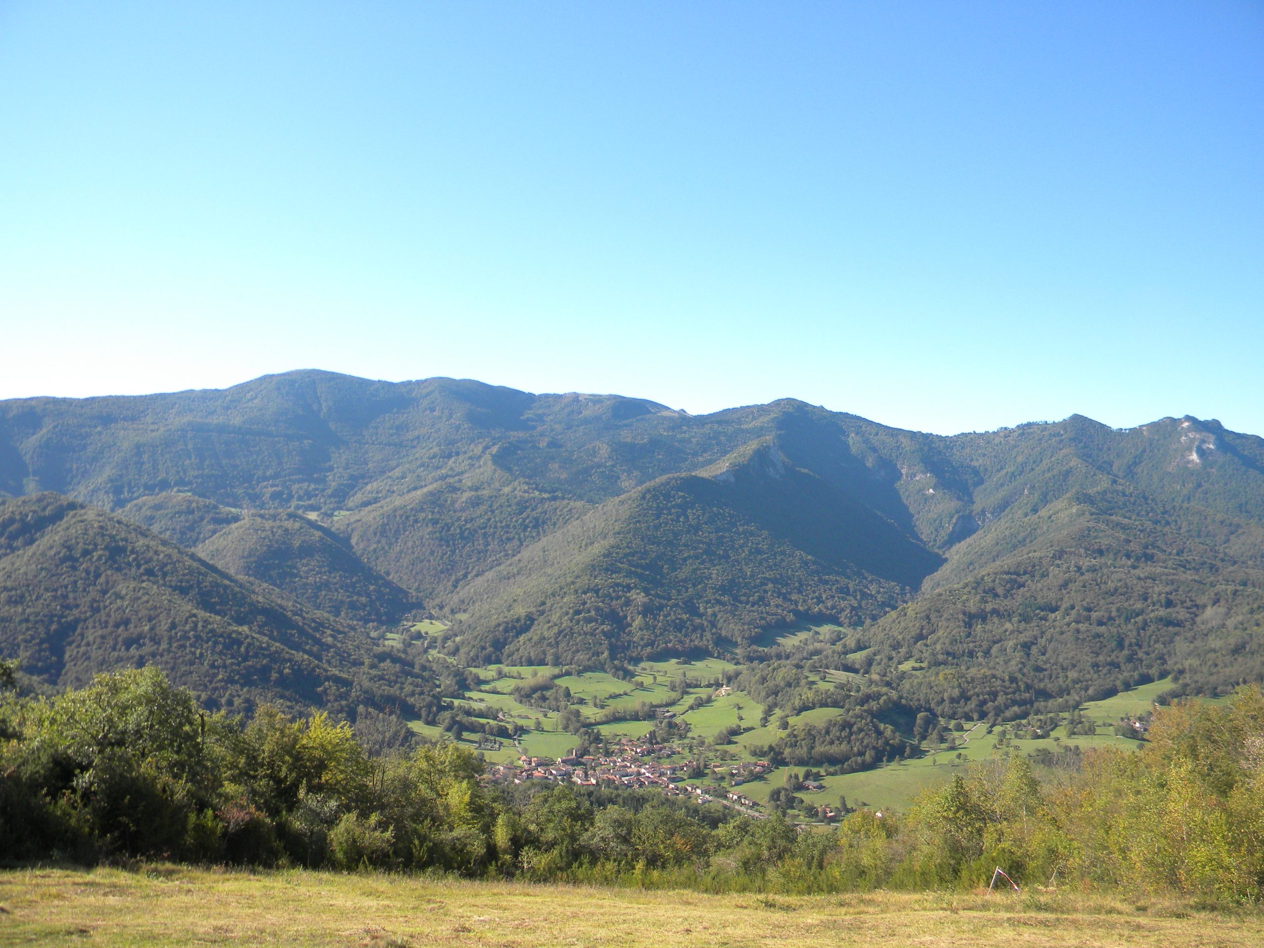 Vue du village et de la vallée depuis le décollage d'Arbas
