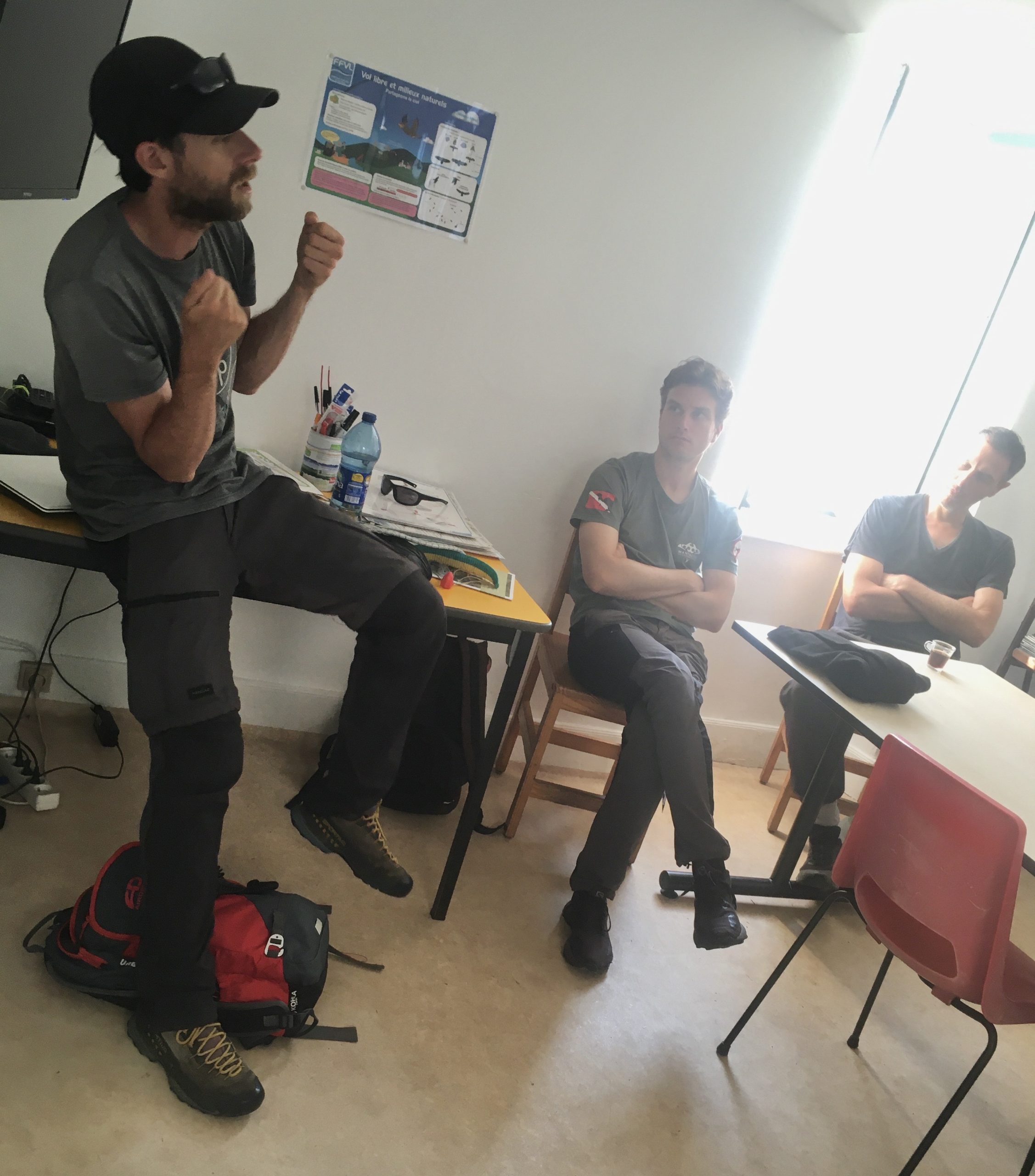 Moniteur Surfair et stagiaire devant le minibus de l'école